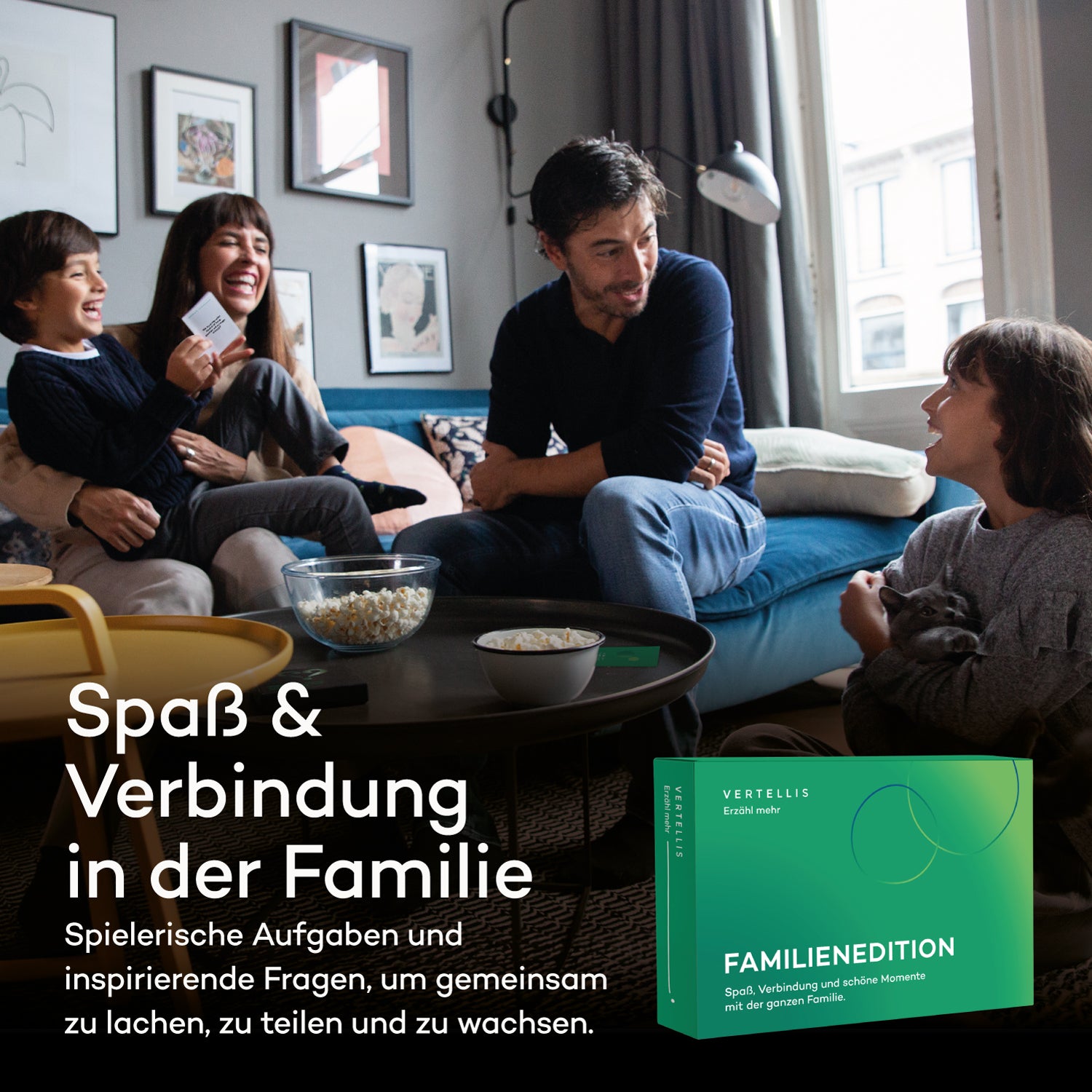 Familie spielt Vertellis Kartenspiel zusammen am Tisch