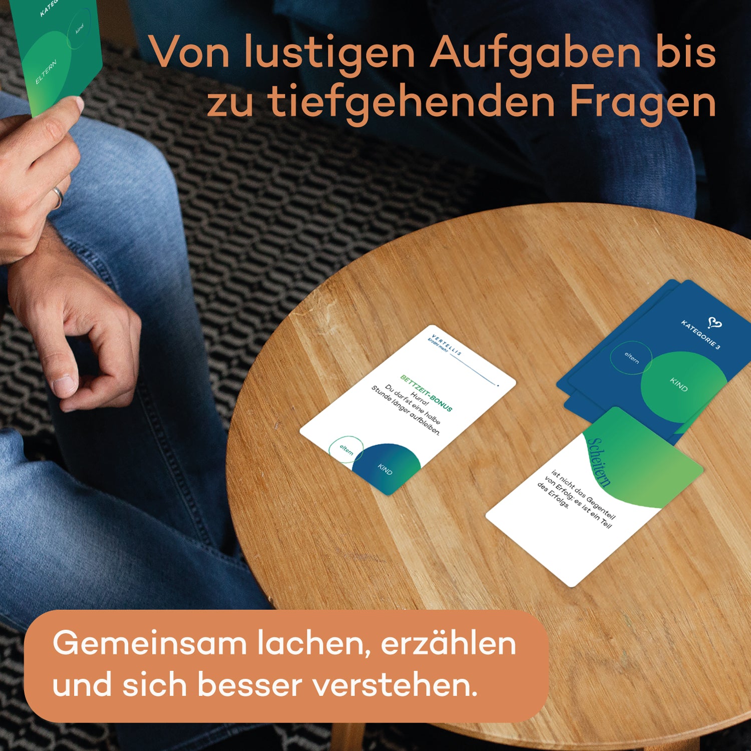 Kind zieht Fragekarte beim Vertellis Familienspiel